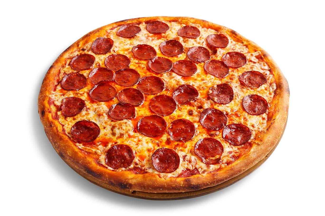 Пицца номер 4. Пицца пепперони. Пицца пепперони без фона. Пицца пепперони на черном фоне. Пепперони колбаса.